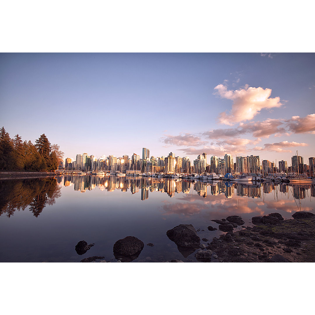 Vancouver Skyline Sonnenuntergang Reflexion von LeonU - Leinwand Kunstdrucke