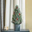 Arbre de Noël miniature enneigé avec baies des Fêtes et pomme de pin décorative 18 po de hauteur baies décoratives