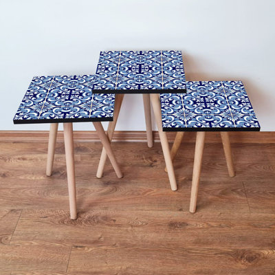 Ensemble de 3 tables gigognes élégantes, bleu marine et blanc, 13,8 po x 20,5 po x 13,8 po | 100% panneau de fibres à densité moyenne avec pieds en bois de hêtre, épaisseur: 0,7 po | Conception ethnique et géométrique, parfaite pour le salon, décor moderne et fonctionnel
