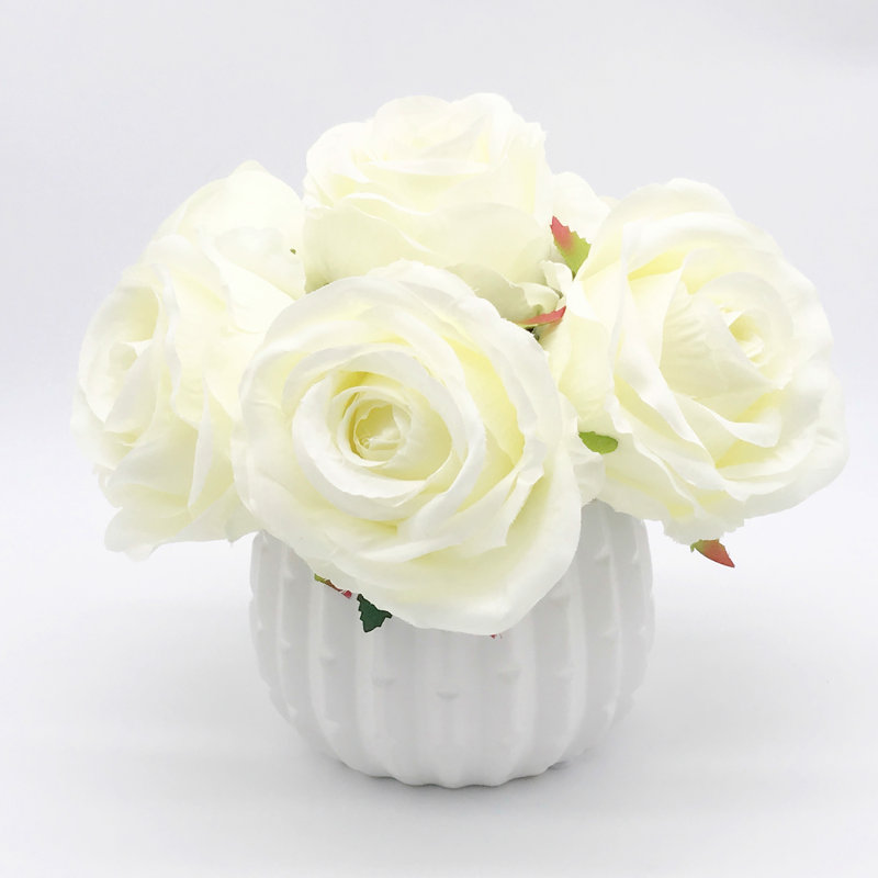 Agencements de roses ouverts artificiels et étagères en vase, Crème