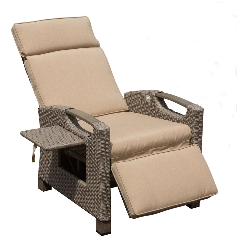 Chaise longue d'extérieur en osier avec table rabattable