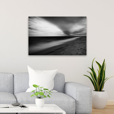 Bord de la terre côtière noir noir et blanc plage blanche nuage
