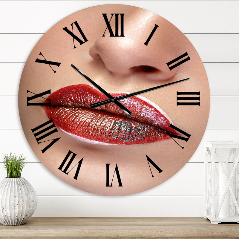 Gros plan sur les lèvres avec maquillage professionnel et rouge à lèvres - horloge murale moderne, Petit
