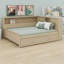 Lit de jour fonctionnel en bois avec tablettes de rangement et lit gigogne