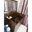 Bureau de meuble-lavabo pratique en noyer avec espace de rangement et tabouret confortable au design compact et moderne