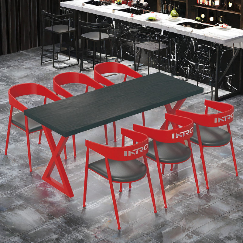 Table et chaises de style industriel