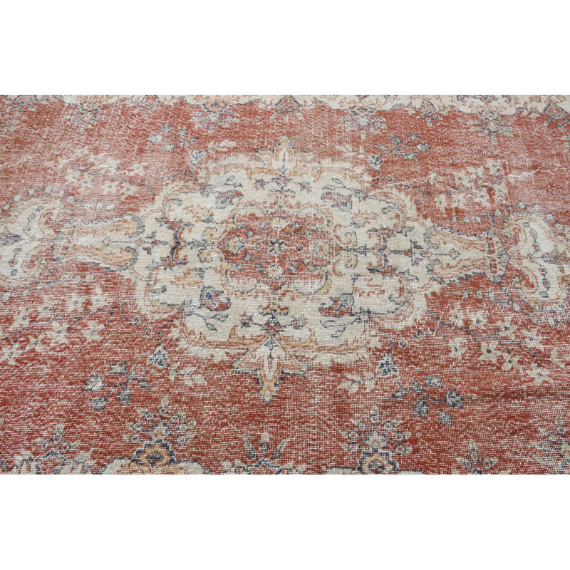 Authentique tapis turc fait à la main avec un look rétro dans une teinte rouge riche, idéal pour ajouter une touche d'élégance à n'importe quelle pièce ou zone