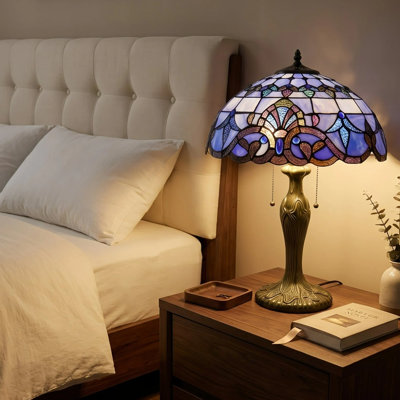 Lampe Tiffany Lampe de table baroque en verre coloré bleu mauve lavande de style bureau avec base en métal et lumière.