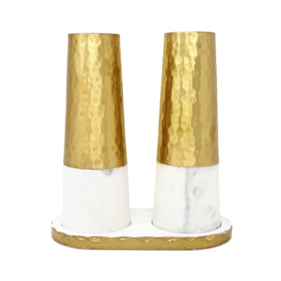 Ensemble salière et poivrière en marbre et or sur plateau