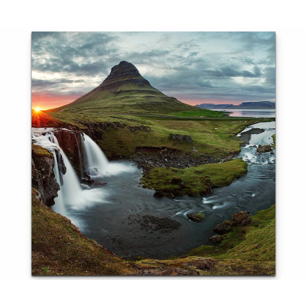 Leinwandbild Isländischer Wasserfall im Frühling