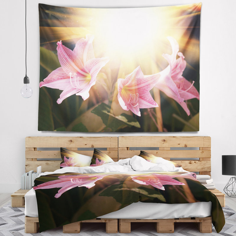 Grandes fleurs roses avec tapisserie ensoleillée, H 32 po x l 39 po