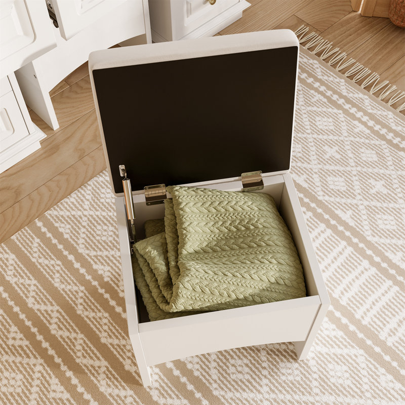 Luxurious Makeup Vanity With 10 Hollywood Bulbs