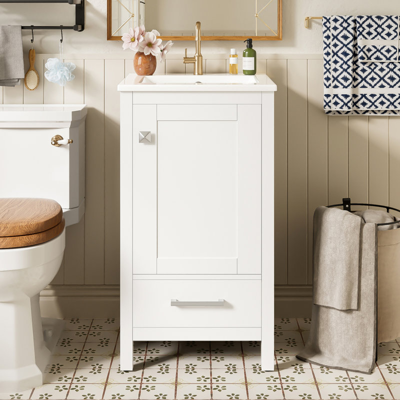 Solution de rangement compacte en bois massif de style transitionnel pour les petites salles de bain