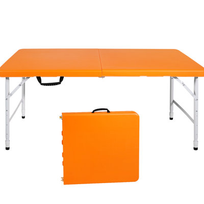 Table pliante portative orange de 4 pi pour le camping et les explorations extérieures. Fabriqué avec du plastique d'acier robuste. Surface imperméable et nettoyable. Fermoir fixe facilement transportable. Taille: 48,57 (L)