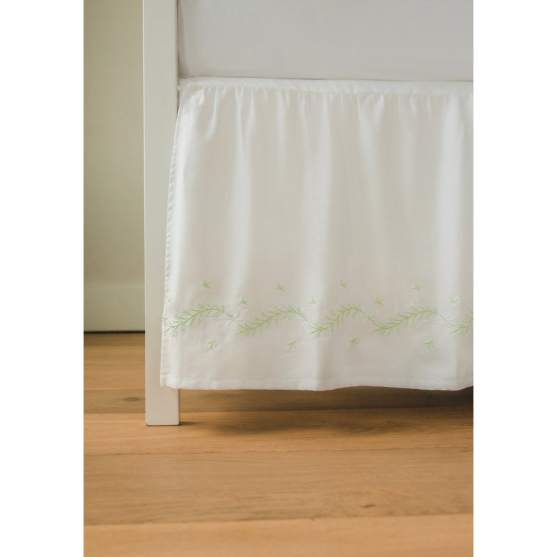 Jupe de lit de bébé brodée Meadow