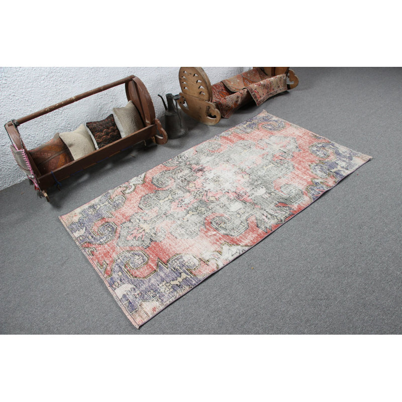 Tapis turc rouge et gris avec motif de chemin de fer antique rétro parfait pour la décoration de chambre à coucher et les thèmes orientaux orientaux