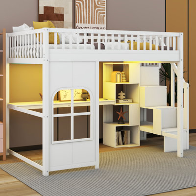 Lit mezzanine en bois avec escalier de rangement et bureau, éclairage DEL intégré, ports USB, étagères de rangement ouvertes et panneau de fenêtre décoratif.
