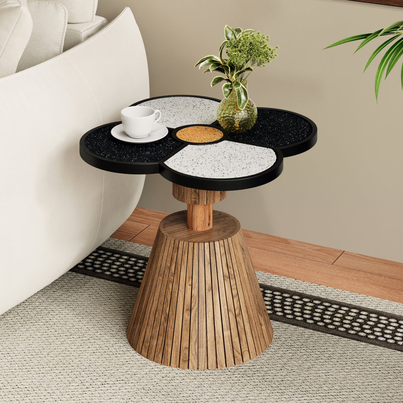 Table d'appoint à motif trèfle à quatre feuilles, idéale pour les petits espaces, âme haute densité, surface facile à nettoyer, piètement imitation bois, s'adapte aux styles contemporains.