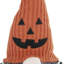 Gnome assis en tissu avec un chapeau tricoté orange, pour la décoration d'Halloween