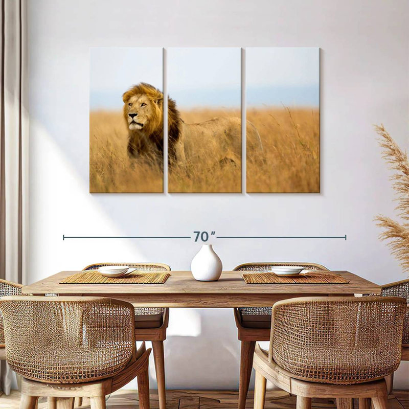 Lion Brampt chassant en safari, H 36 po x l 57 po