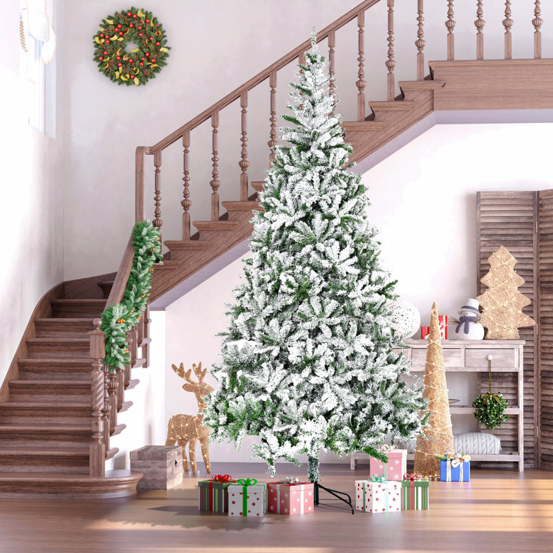 Arbre de Noël artificiel enneigé 9 pi avec branches réalistes, 8.86'
