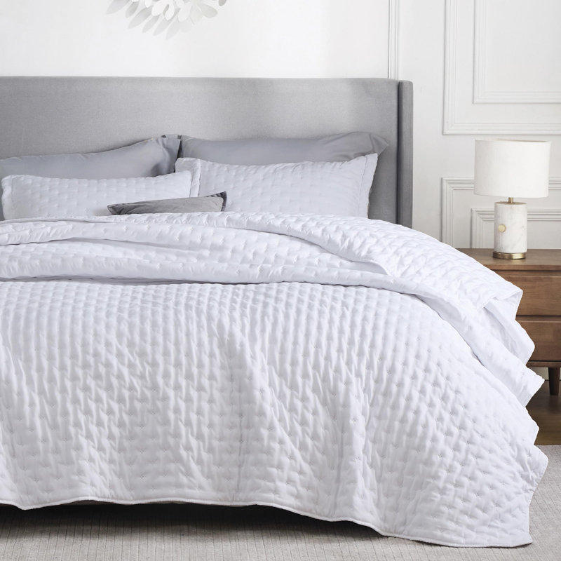 Bedsure Quilt Set for Dorm Decor, Lightweight All-Season Comforter, Bedspread Coverlet with Clover Pattern, Grey Clover