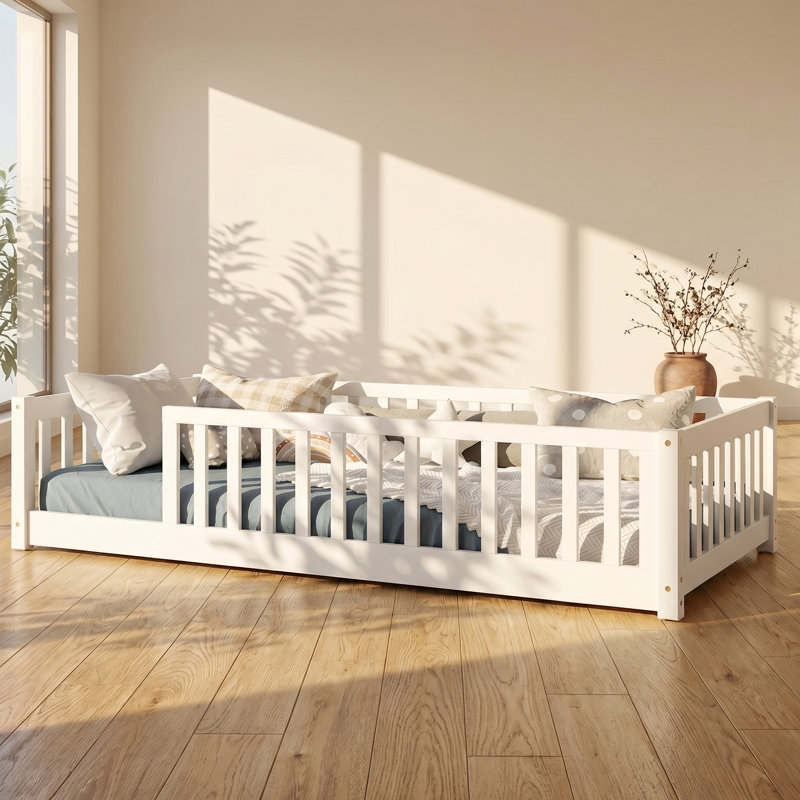 Lit simple au sol en bois d'hévéa massif avec clôture de sécurité l 41,5 po x P 76,6 po x H 17,5 po Inspirit, Blanc