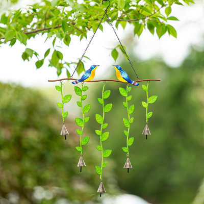 Carillon d'oiseau sur une branche