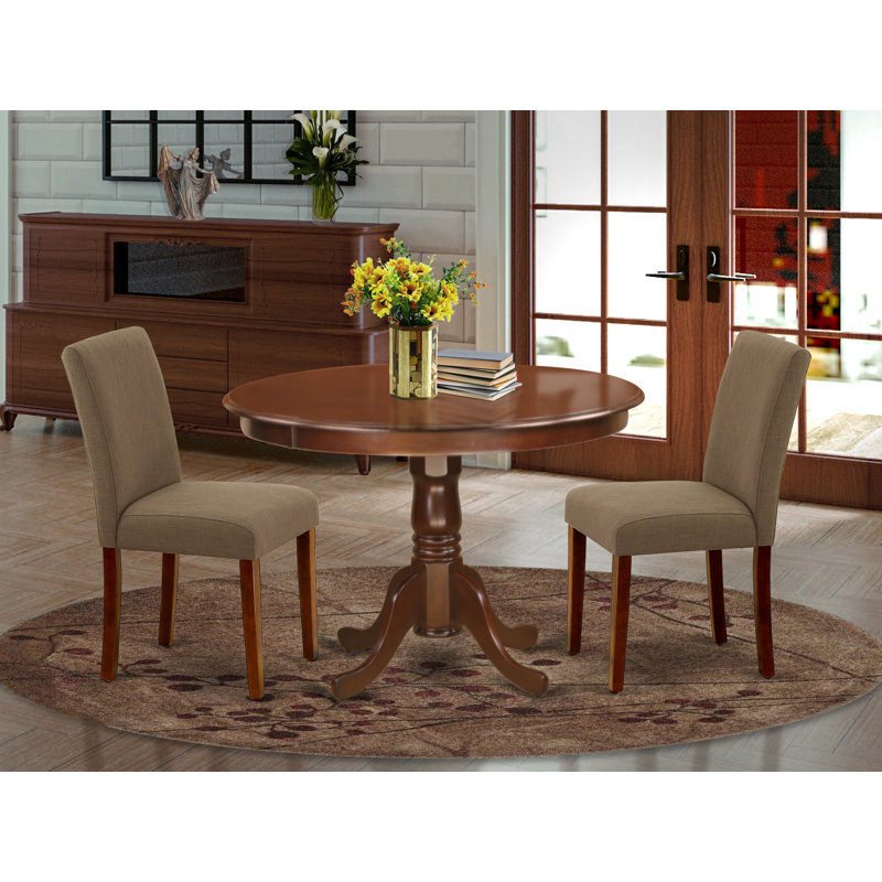 L'ensemble 3 pièces de table de cuisine et chaises comprend une table de salle à manger ronde avec piédestal et 2 chaises de salle à manger Parson en tissu de café, 42 x 42 pouces, acajou