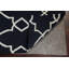 Tapis bleu marine / ivoire en laine tissé à plat à la main à motif géométrique
