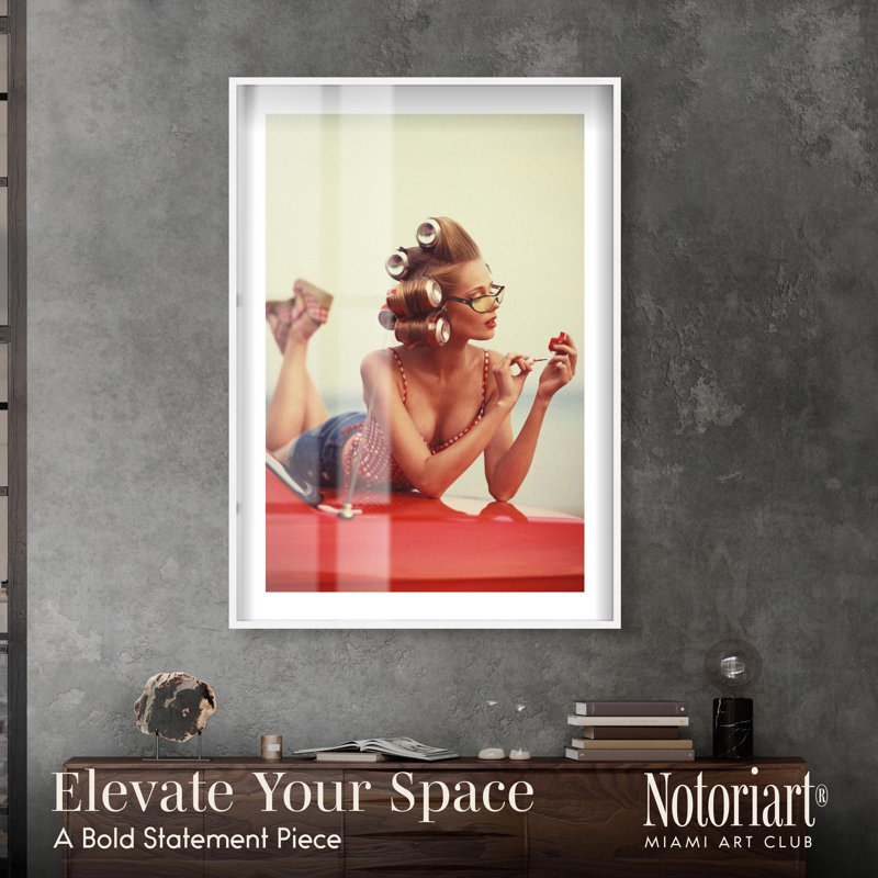 «Not Your Girl Shadowbox» par Notoriart, H 55 po x l 37 po, Blanc