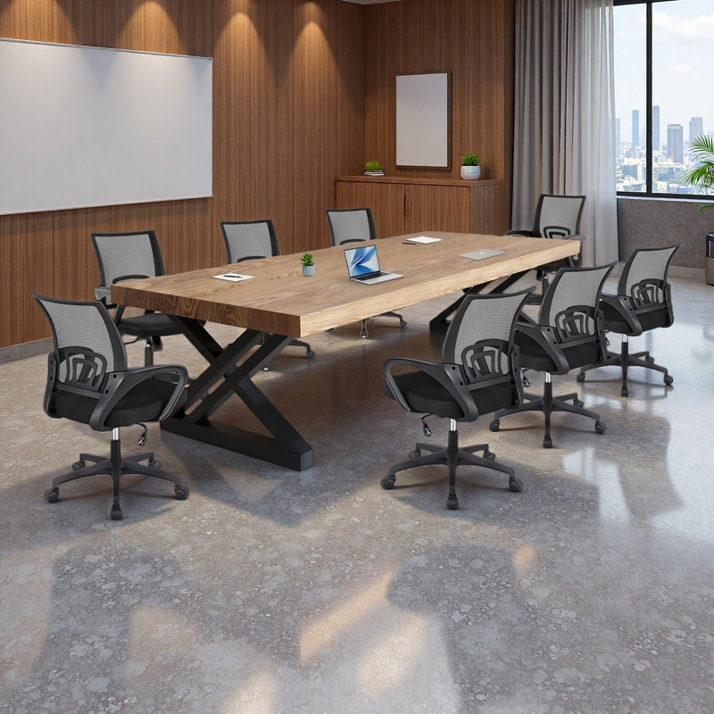 Ensemble de table de conférence en bois massif de style industriel avec chaises en filet noir