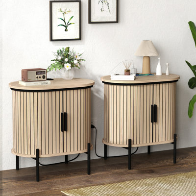 Table de chevet ovale moderne de 21,7 po Parthenia, table de bout avec portes coulissantes cannelées et port de charge USB intégré (ensemble de 2)