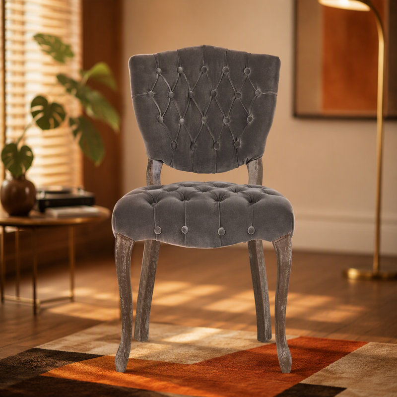 Ensemble de deux chaises capitonnées d'inspiration européenne avec pieds sculptés à la main et revêtement capitonné pour des solutions d'assise polyvalentes.