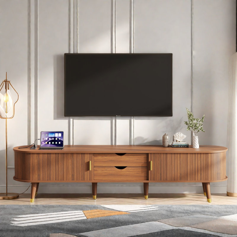 [Vidéo d'assemblage] Meuble télé ovale en bois cannelé avec station de charge pour téléviseur de 80 po ou moins, console multimédia de style Mid-Century avec porte tambour coulissante, meuble télé de campagne avec poignée dorée pour le salon, noyer
