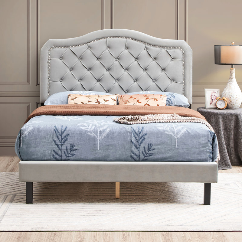 Grand lit avec tête de lit en velours gris, structure en lattes de bois, lit rembourré avec marches d'assemblage simples, élément de design, support solide, rapide