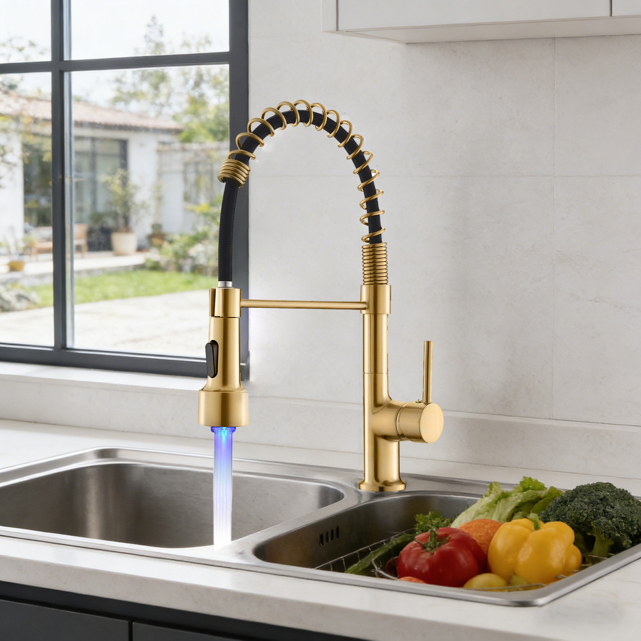 XINGRUISI Kitchen Faucet With LED Sprayer, Single Handle, Pull Down ...