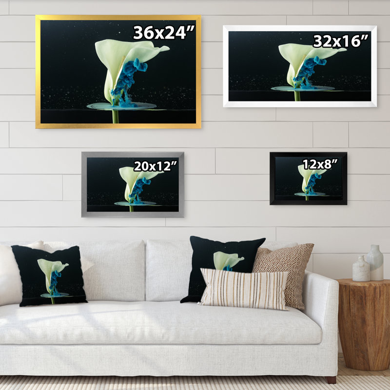 Gros plan sur une fleur blanche tendre - reproduction sur toile avec cadre flottant, H 24 po x l 36 po x P 1 po