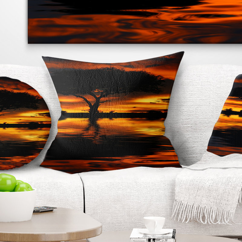 Silhouette d'arbre et coucher de soleil spectaculaire - coussin à imprimé paysage, 16 po x 16 po, Coussin décoratif