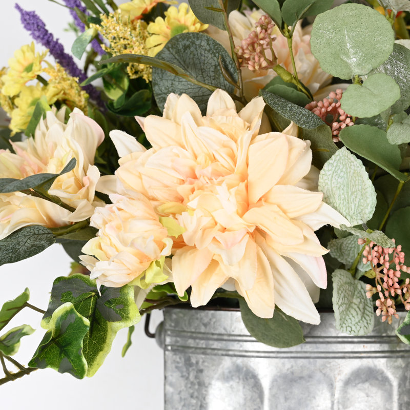 Centre de table avec arrangement floral