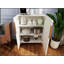 Buffet moderne blanc avec poignées dorées pour le rangement élégant et organisé de la cuisine et de la salle à manger