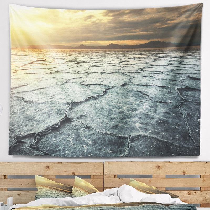 Paysage, sécheresse foncée, tapisserie sous un ciel nuageux, H 68 po x l 80 po