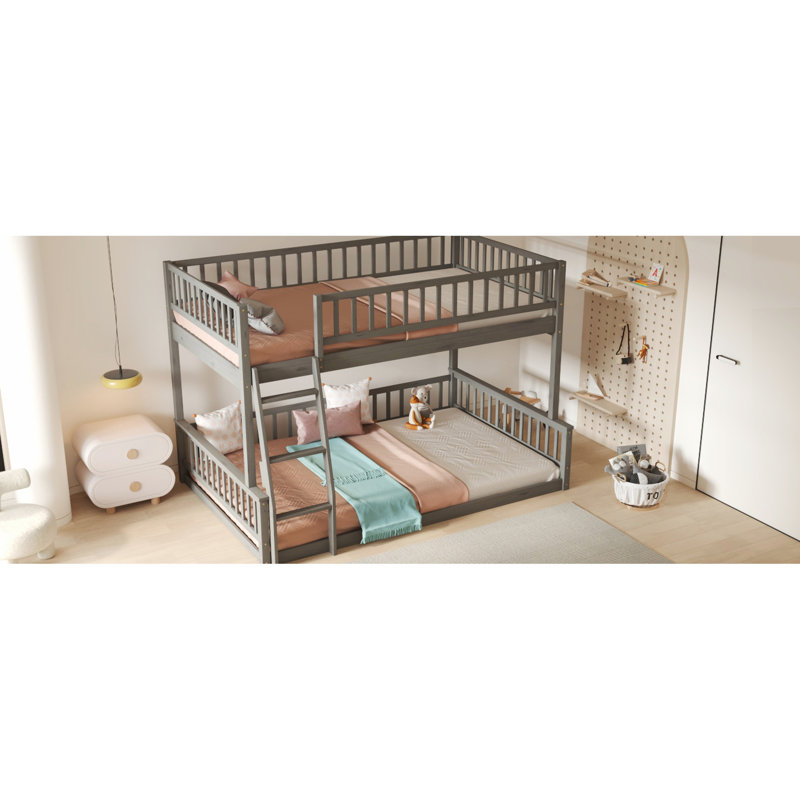 Lit double superposé au-dessus d'un grand lit double gris - Supporte les matelas sans glissières avec barrières de sécurité pour éviter les accidents pendant le sommeil