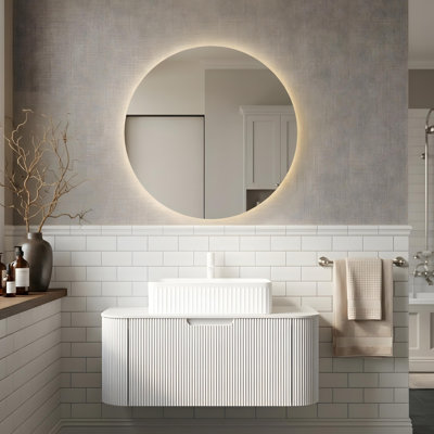 Meuble-lavabo avec lavabo rectangulaire en céramique blanche et comptoir en pierre frittée