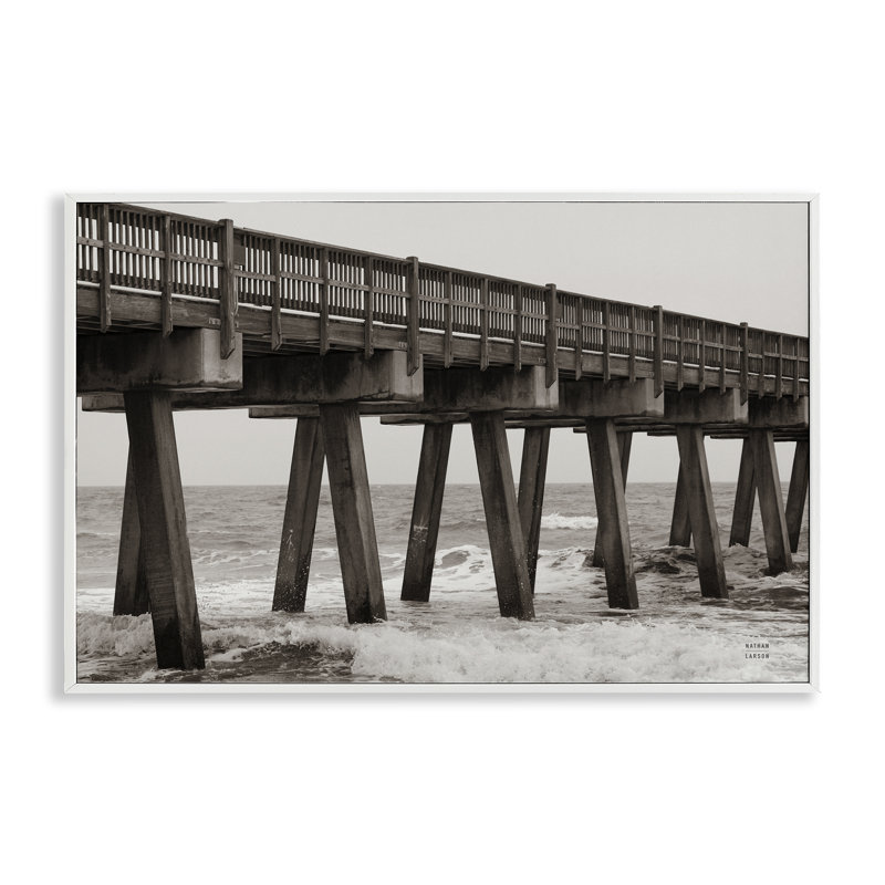 Jetée, structure encadrée, estampe numérique, design par Nathan Larson, H 20 po x l 30 po, Giclée encadrée blanc bord de mer
