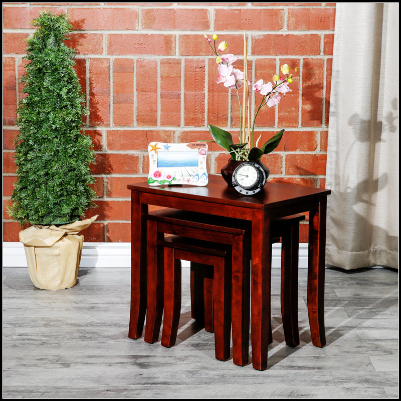 Ensemble de 3 tables gigognes au fini cerisier polyvalent et peu encombrant pour les salons modernes