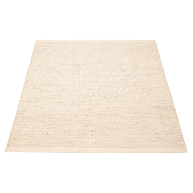 Confort moelleux avec un look et une texture artisanaux. Les fils doux et lustrés sont tissés à la main pour créer un éventail de textures, y compris des boucles surdimensionnées et des surfaces planes riches en dimensions.