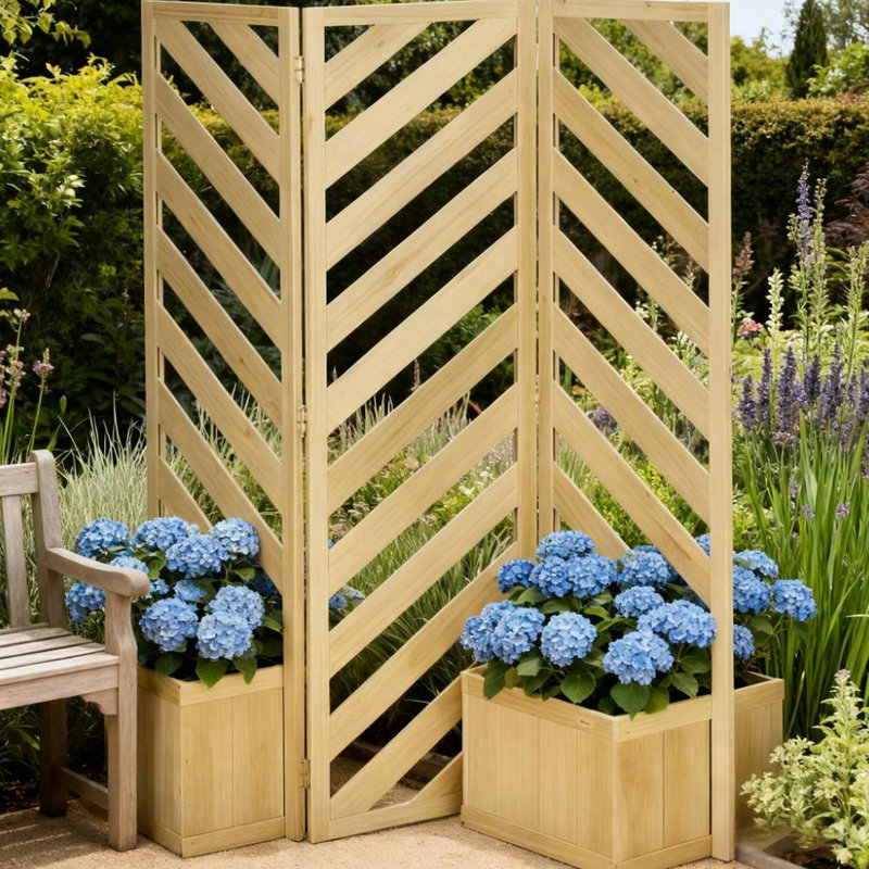 Paravent extérieur autoportant à trois panneaux avec support en treillis et quatre jardinières autodrainantes. Idéal pour cloisonner les plantes. Embellissement de patio utilisé