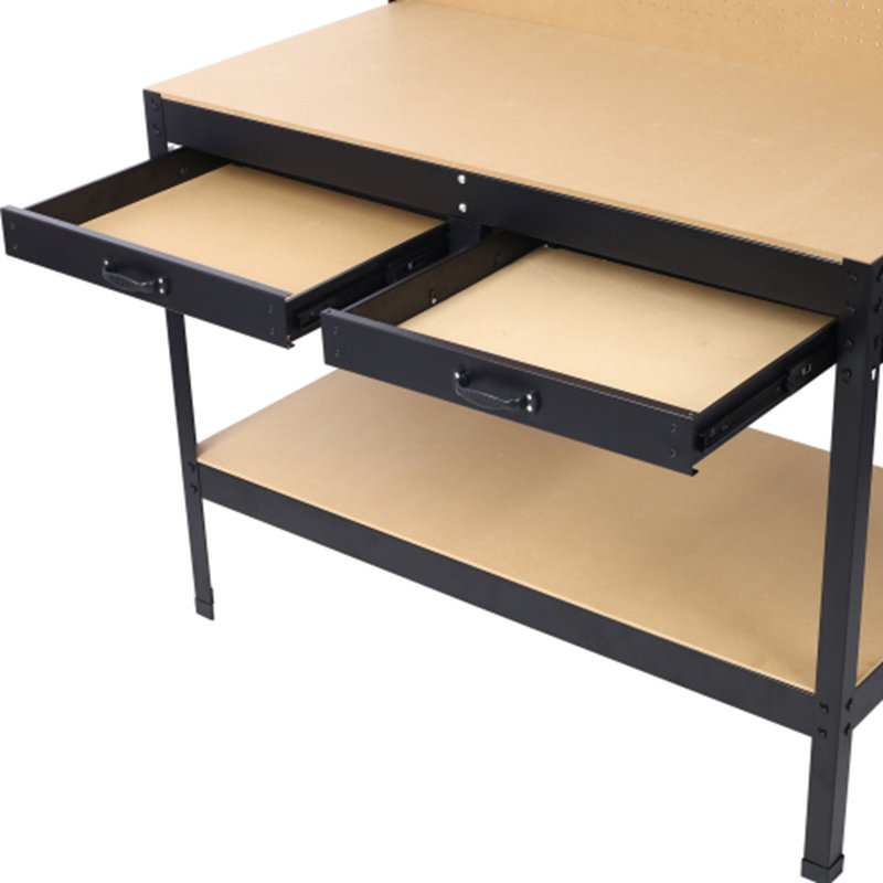 Table de travail en acier avec outils