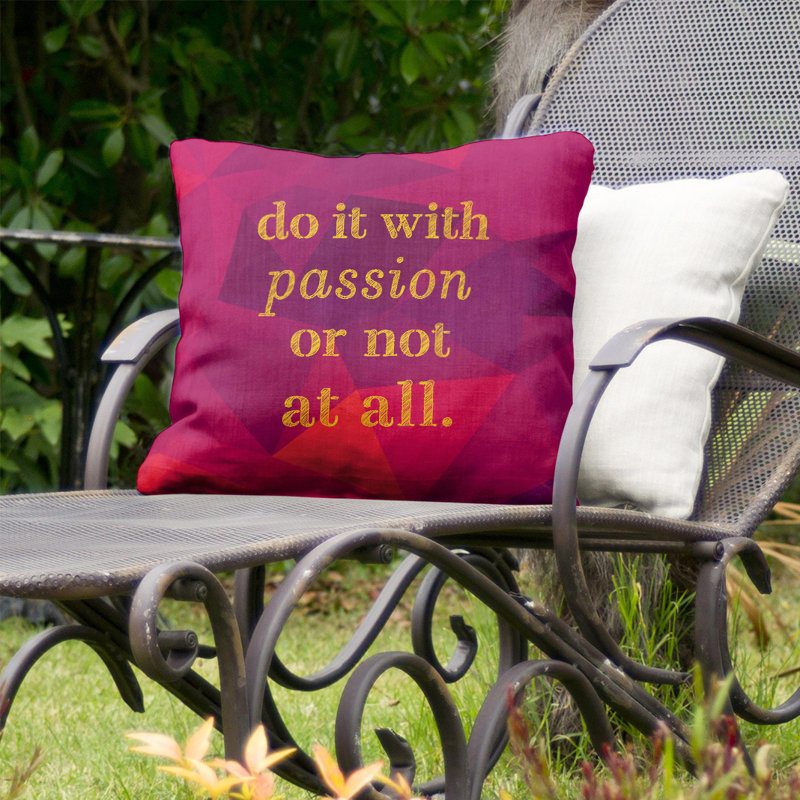 Coussin intérieur/extérieur d’inspiration passion, 20 po x 20 po, Rubellite / or